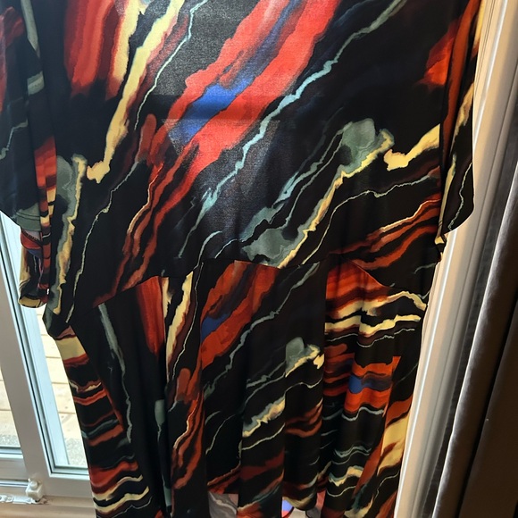 torrid Abstract Marble Print Shell in Red, Blue, Black and Cream - Picture 4 of 4